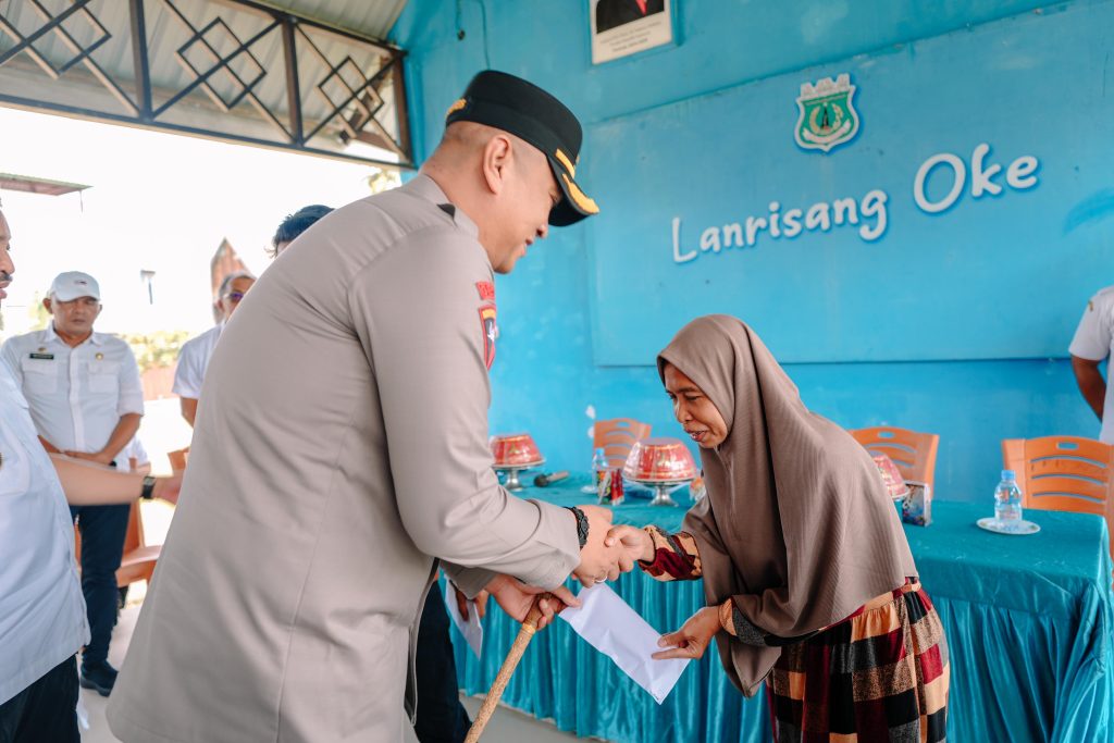 Bupati dan Kapolres Pinrang Beri Bantuan ke Warga Terdampak Bencana Angin Puting Beliung