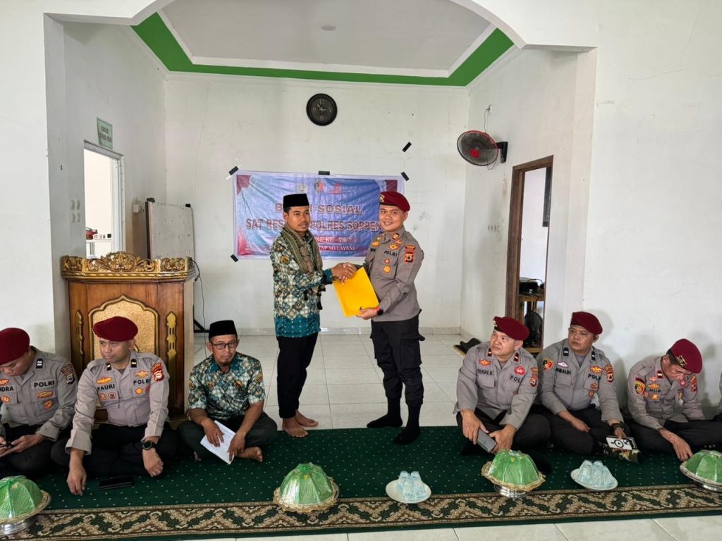 Kasat Reskrim Polres Soppeng Pimpin Bakti Sosial di Ponpes Darunnaim Pesse Dalam Rangka HUT Reserse ke-78