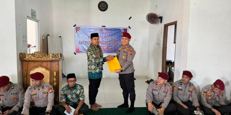 Kasat Reskrim Polres Soppeng Pimpin Bakti Sosial di Ponpes Darunnaim Pesse Dalam Rangka HUT Reserse ke-78