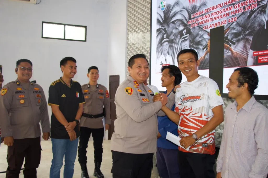 Kapolres Kepulauan Selayar Serahkan Hadiah ke Pemenang Lomba Menembak Tupai