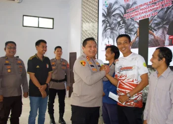 Kapolres Kepulauan Selayar Serahkan Hadiah ke Pemenang Lomba Menembak Tupai