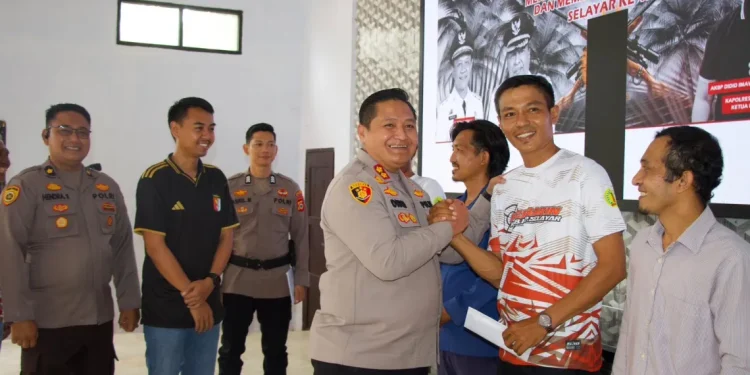 Kapolres Kepulauan Selayar Serahkan Hadiah ke Pemenang Lomba Menembak Tupai
