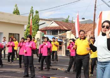 Jaga Kebugaran Tubuh, Kapolres Kepulauan Selayar dan Ketua Bhayangkari Olahraga Bersama