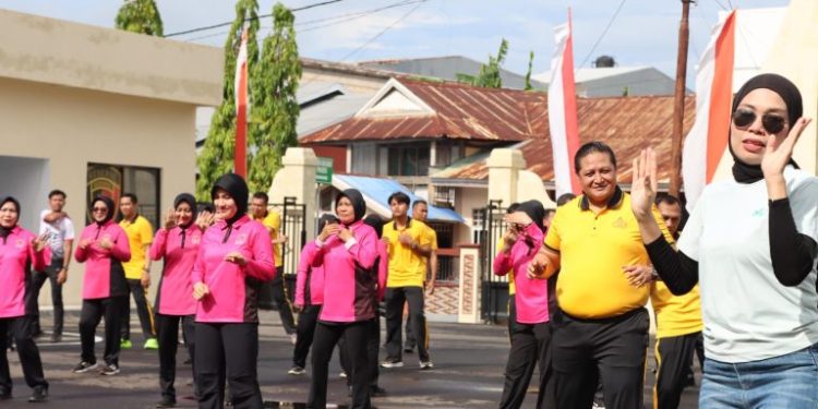 Jaga Kebugaran Tubuh, Kapolres Kepulauan Selayar dan Ketua Bhayangkari Olahraga Bersama