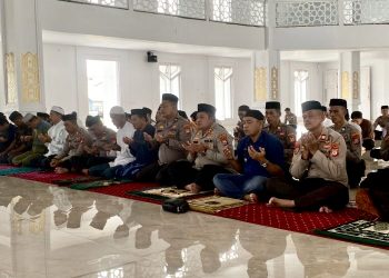 Kapolres Kepulauan Selayar bersama Masyarakat Gelar Sholat Gaib Untuk Korban Bencana
