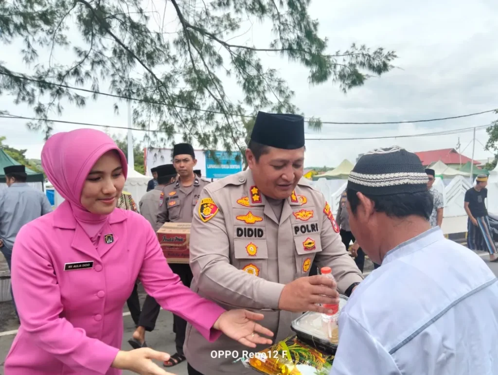 Kapolres Kepulauan Selayar bersama Ketua Bhayangkari Berbagi Untuk Sesama