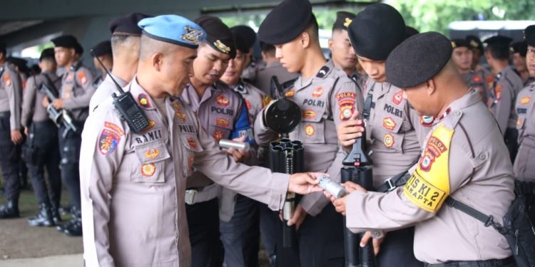 Kasi Propam Polrestabes Makassar Cek Kesiapan dan Kelengkapan Personel Sebelum Amankan Unras