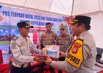 Kapolres Selayar Kunjungi Posko Terpadu Ops Lilin 2025 Sekaligus Berikan Parcel