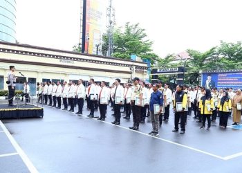 Kapolrestabes Makassar Beri Penghargaan ke Personel dan Masyarakat Yang Berkontribusi Bantu Polisi