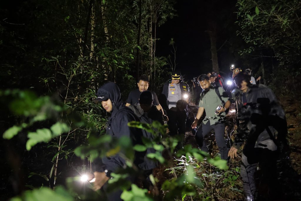 Kapolres Gowa dan Wakil Bupati Tinjau Lokasi Penebangan Pohon Pinus