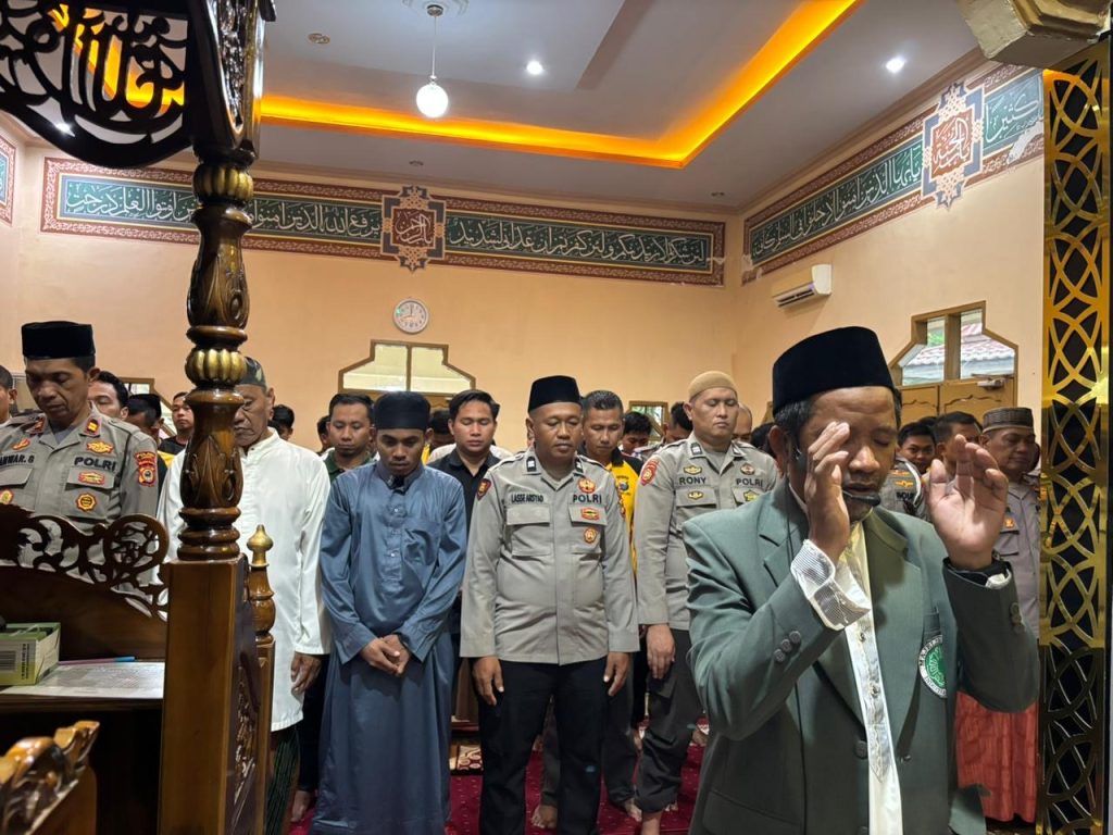 Polres Luwu Bersama Masyarakat Gelar Salat Gaib untuk Korban Bencana
