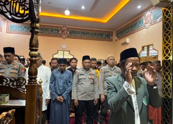 Polres Luwu Bersama Masyarakat Gelar Salat Gaib untuk Korban Bencana