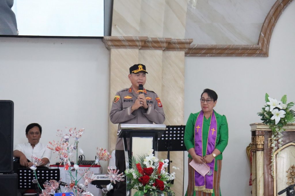 Kapolres Tana Toraja Pantau Pengamanan Gereja, Pastikan Natal 2025 Aman