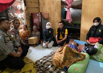 Tim Dokkes Polres Jeneponto Periksa dan Bagi Sembako ke Lansia