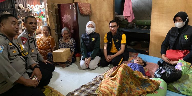 Tim Dokkes Polres Jeneponto Periksa dan Bagi Sembako ke Lansia
