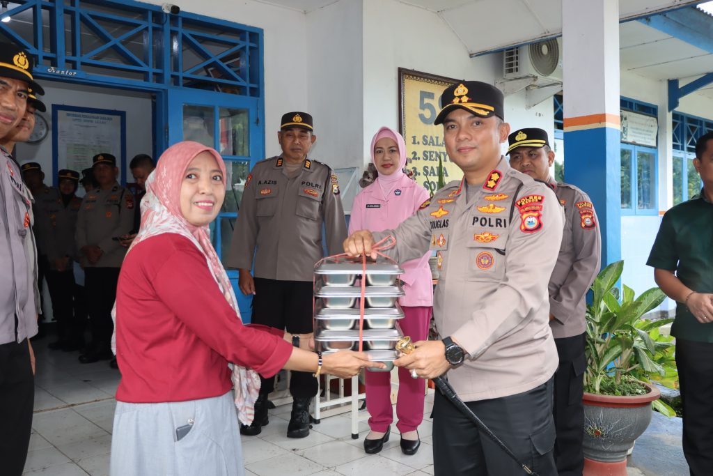 SPPG Polres Maros Resmi Beroperasi, Kapolres Salurkan Langsung MBG di Sekolah