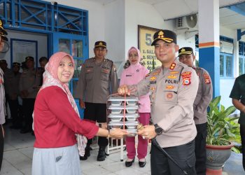 SPPG Polres Maros Resmi Beroperasi, Kapolres Salurkan Langsung MBG di Sekolah