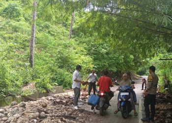 Personel Polsek Bontosikuyu Polres Selayar bersama Warga Gotong Royong Bersihkan Bahu Jalan
