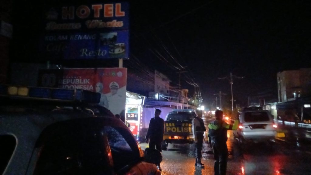 Satlantas Polres Palopo Atur Lalu Lintas di Lokasi Banjir dan Pohon Tumbang