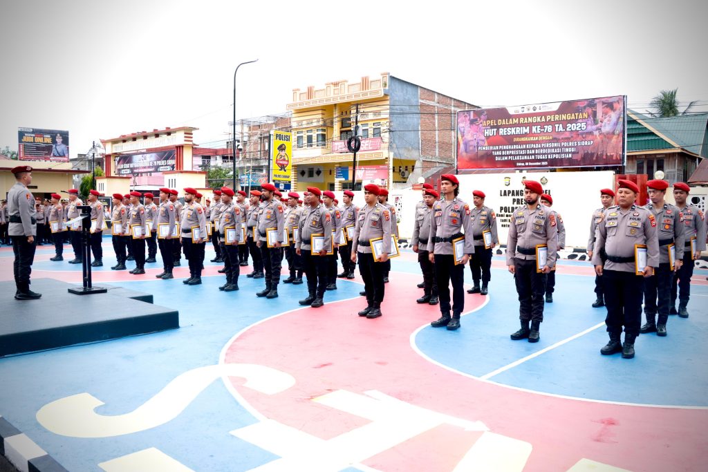 Kapolres Sidrap Beri Penghargaan ke Personelnya di Momen HUT Reserse ke-78