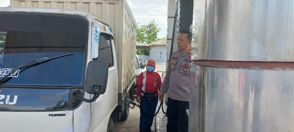 Jelang Nataru, Kapolsek Pammana Pantau Distribusi BBM di SPBU Ulugalung