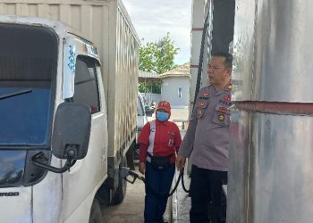 Jelang Nataru, Kapolsek Pammana Pantau Distribusi BBM di SPBU Ulugalung