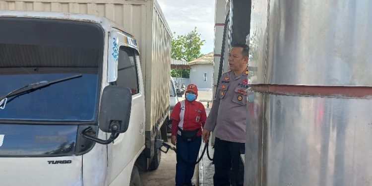 Jelang Nataru, Kapolsek Pammana Pantau Distribusi BBM di SPBU Ulugalung