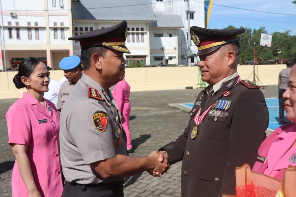 Kapolres Toraja Utara Pimpin Upacara Sertijab dan Wisuda Purna Bakti