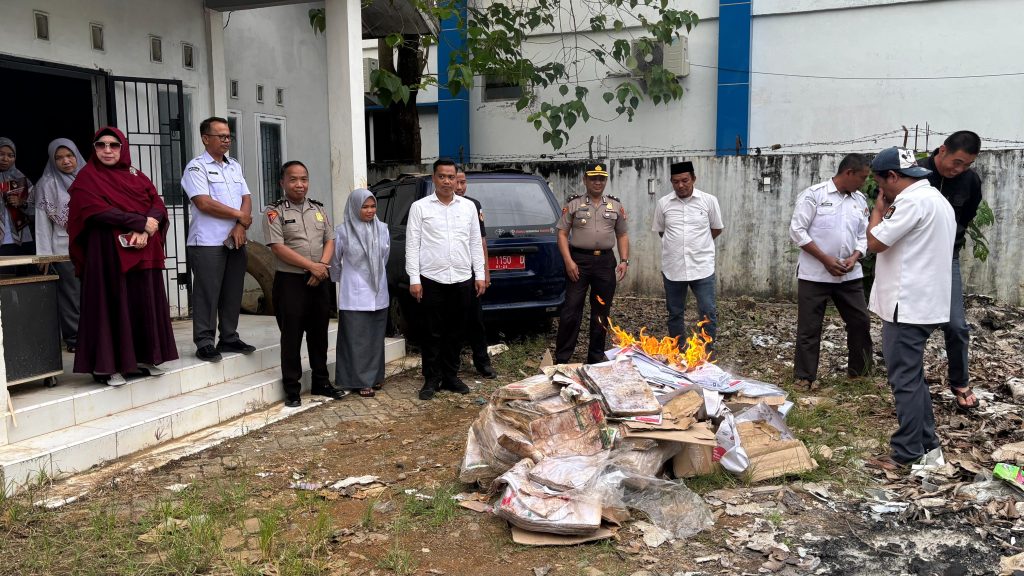 Polres Maros Hadiri Pemusnahan Logistik dan Persediaan Pemilu 2024 Oleh KPU