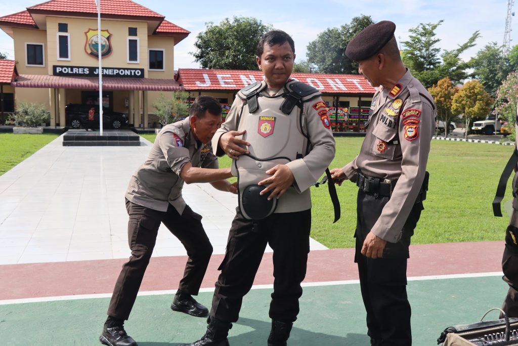 Kapolres Jeneponto Beri Contoh Langsung Dalam Latihan Pengendalian Massa
