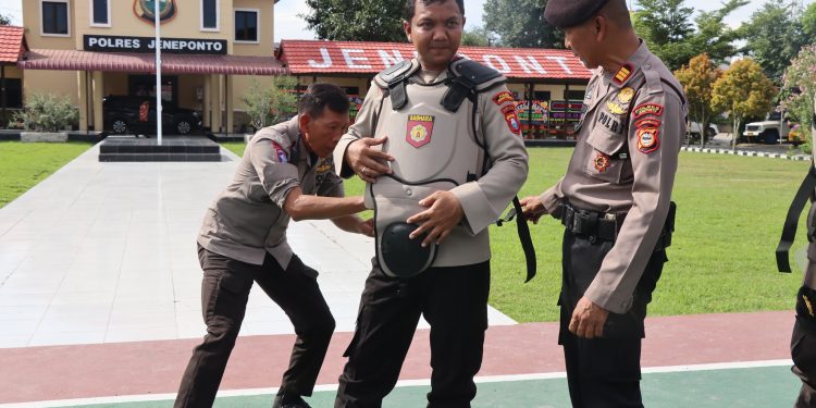 Kapolres Jeneponto Beri Contoh Langsung Dalam Latihan Pengendalian Massa