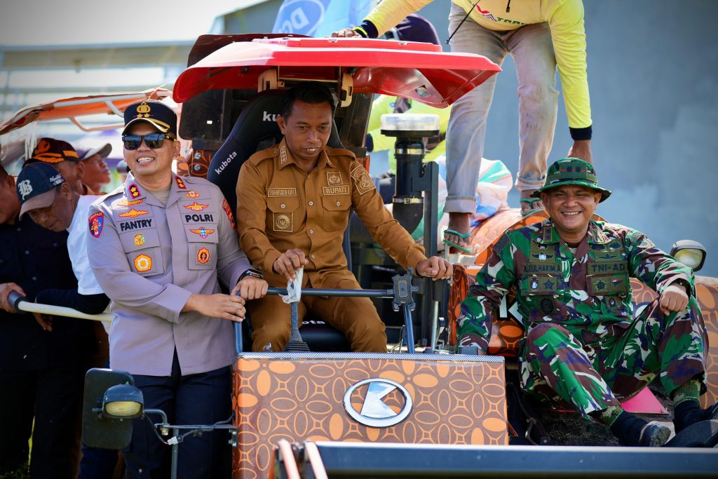 Dukung Swasembada Pangan, Kapolres Sidrap Hadiri Panen Raya IP 300