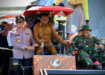 Dukung Swasembada Pangan, Kapolres Sidrap Hadiri Panen Raya IP 300