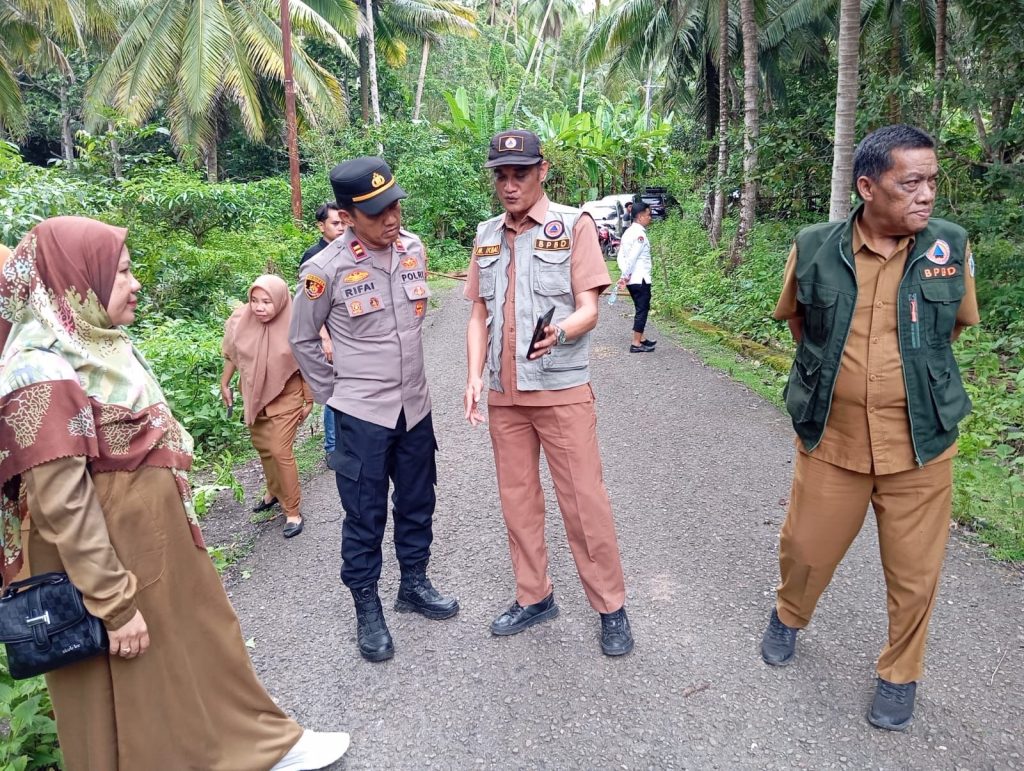 Kapolsek Benteng Tinjau Jembatan Baera Yang Ambruk, Akses ke Beberapa Sekolah Terputus
