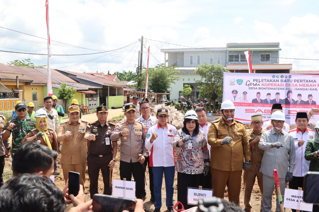 Kapolres Maros Dampingi Menteri Desa dan PDT RI Peletakan Batu Pertama Koperasi Merah Putih