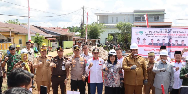 Kapolres Maros Dampingi Menteri Desa dan PDT RI Peletakan Batu Pertama Koperasi Merah Putih