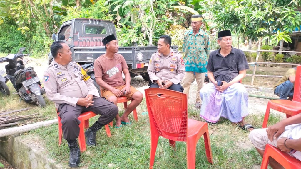 Kapolsek Takkalalla Polres Wajo Melayat ke Kediaman Nelayan yang Ditemukan Meninggal di Sungai