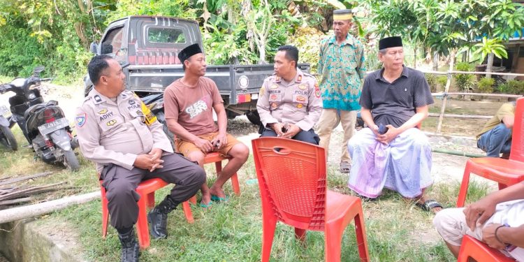 Kapolsek Takkalalla Polres Wajo Melayat ke Kediaman Nelayan yang Ditemukan Meninggal di Sungai