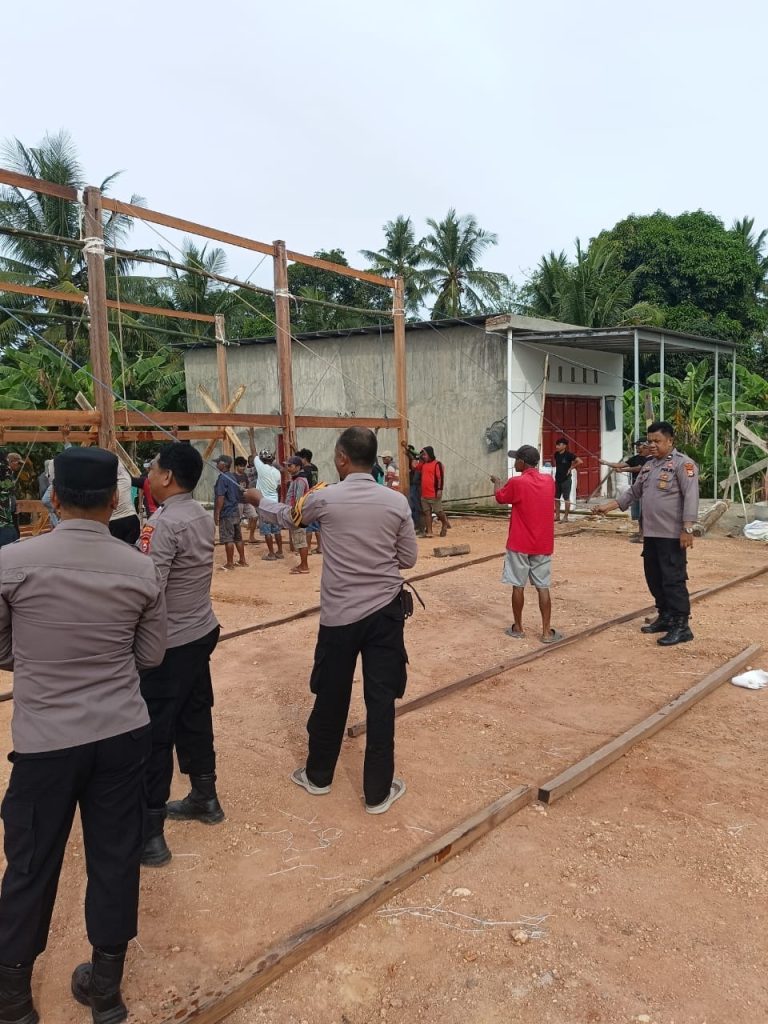 Kapolsek Belawa bersama Personelnya Gotong Royong Dirikan Rumah Warga