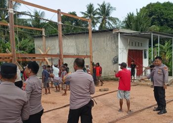 Kapolsek Belawa bersama Personelnya Gotong Royong Dirikan Rumah Warga
