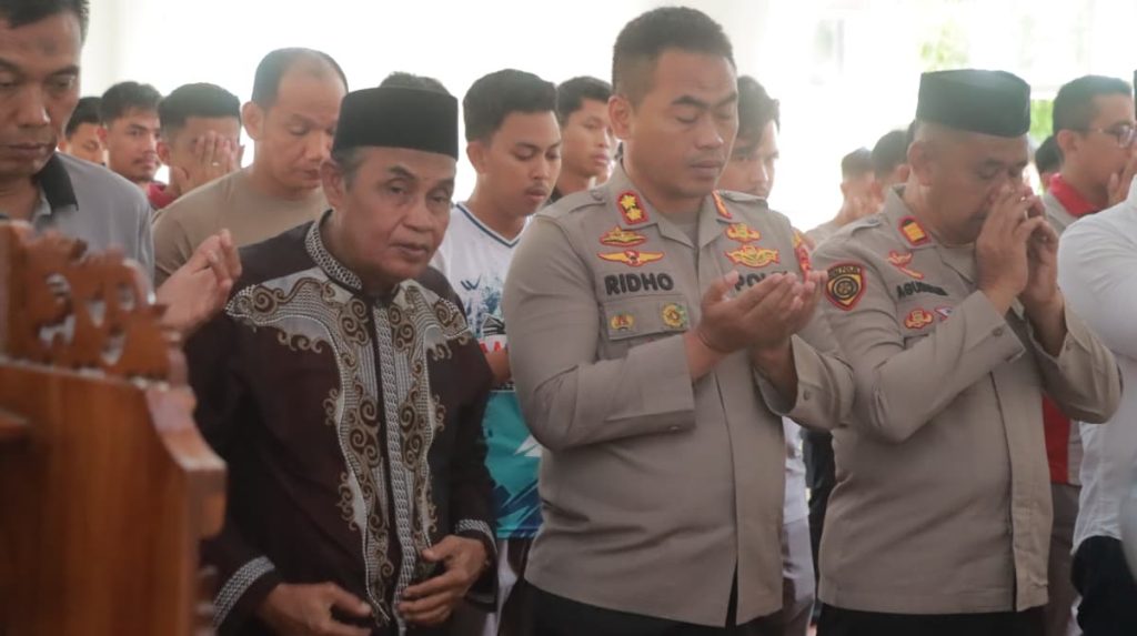 Kapolres Wajo bersama Masyarakat Gelar Sholat Gaib Untuk Korban Bencana