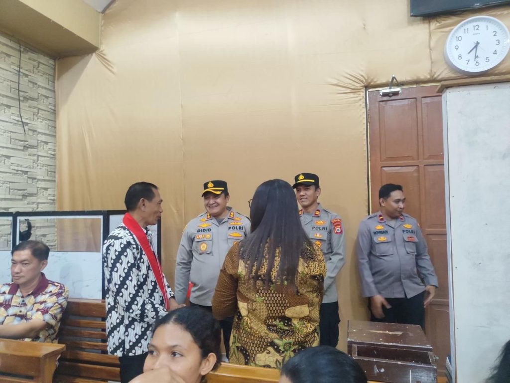 Ibadah Malam Berlangsung Kondusif, Kapolres Selayar Fokus Amankan Ibadah Natal di 11 Gereja