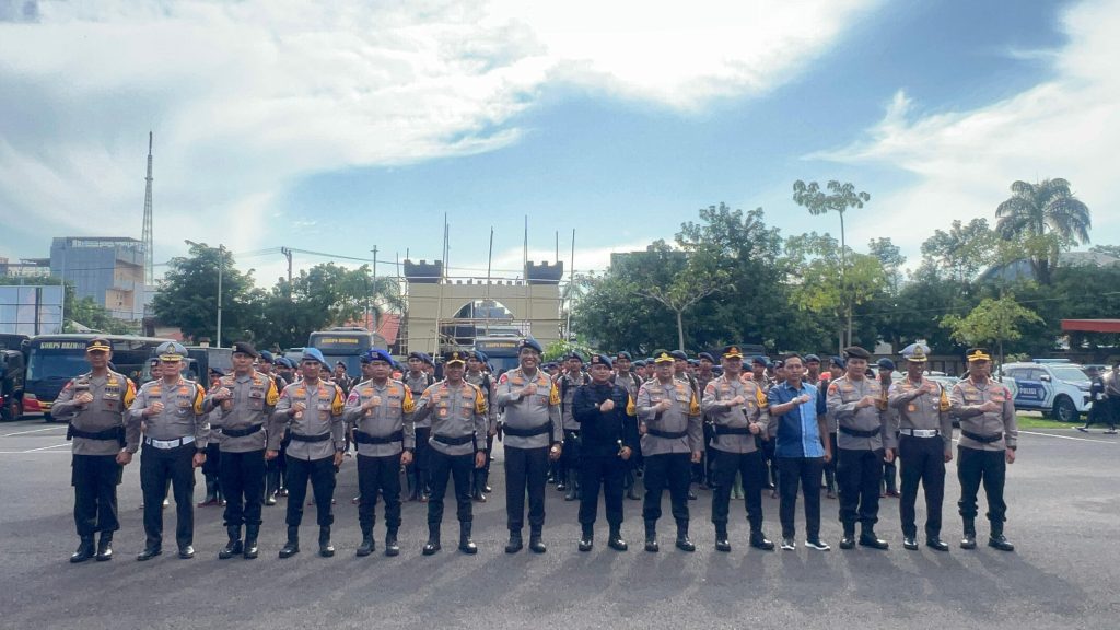 Kapolda Sulsel Pimpin Apel Pemberangkatan 100 Personel Satbrimob BKO ke Aceh untuk Tugas Kemanusiaan
