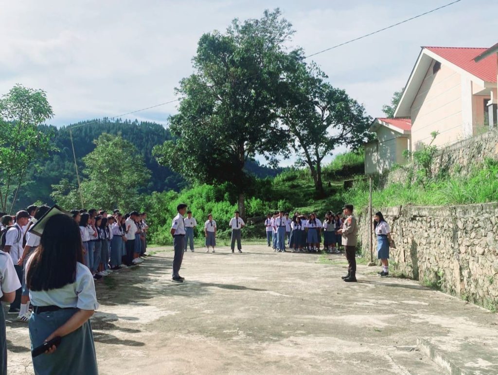 Melalui Police Go To School, Bhabinkamtibmas Polsek Saluputti Jadi Irup di UPT SMAN 10 Tator