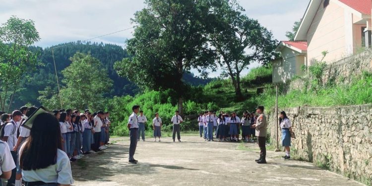 Melalui Police Go To School, Bhabinkamtibmas Polsek Saluputti Jadi Irup di UPT SMAN 10 Tator