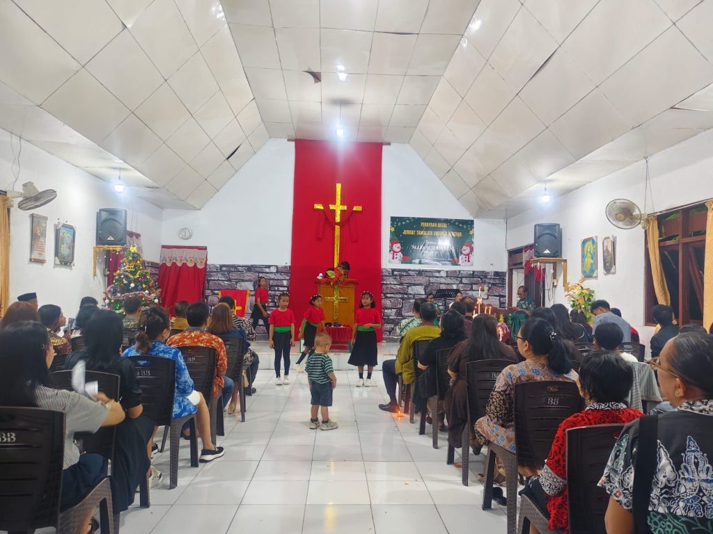 Personel Polsek Bontosikuyu Polres Selayar Amankan Ibadah Sambut Natal di Binanga Benteng