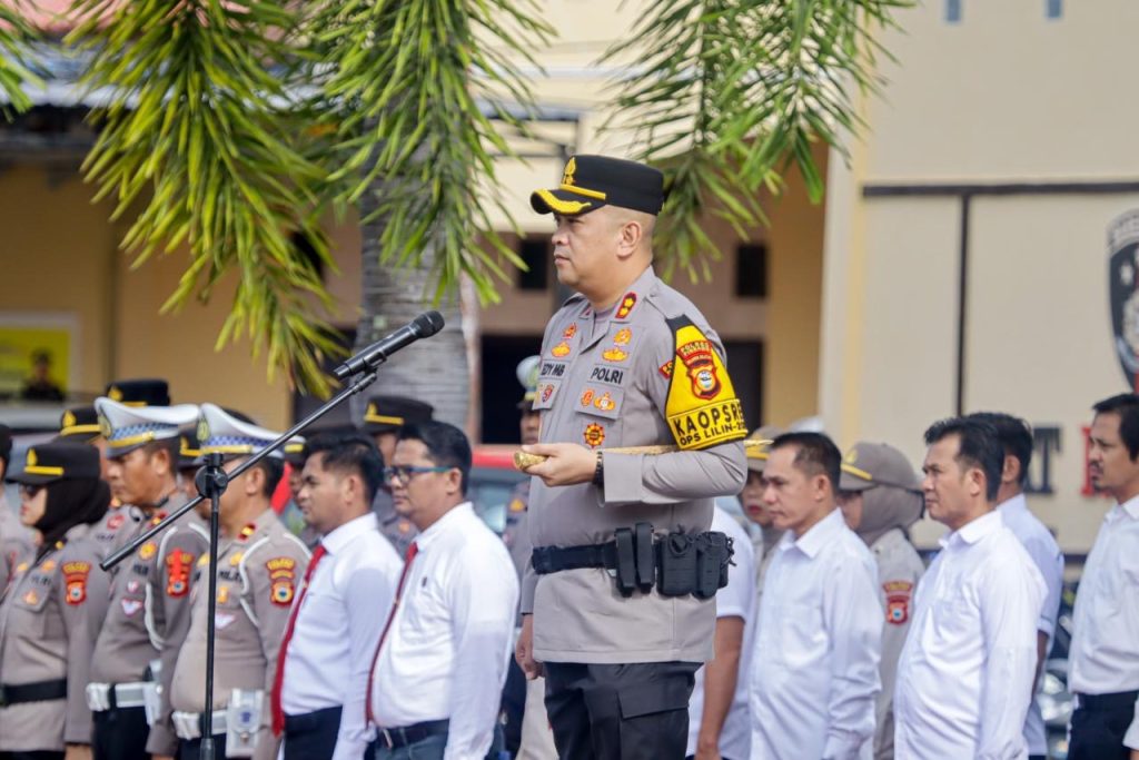Kapolres Pinrang Pimpin Upacara Kenaikan Pangkat 44 Personel