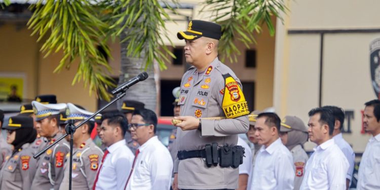 Kapolres Pinrang Pimpin Upacara Kenaikan Pangkat 44 Personel