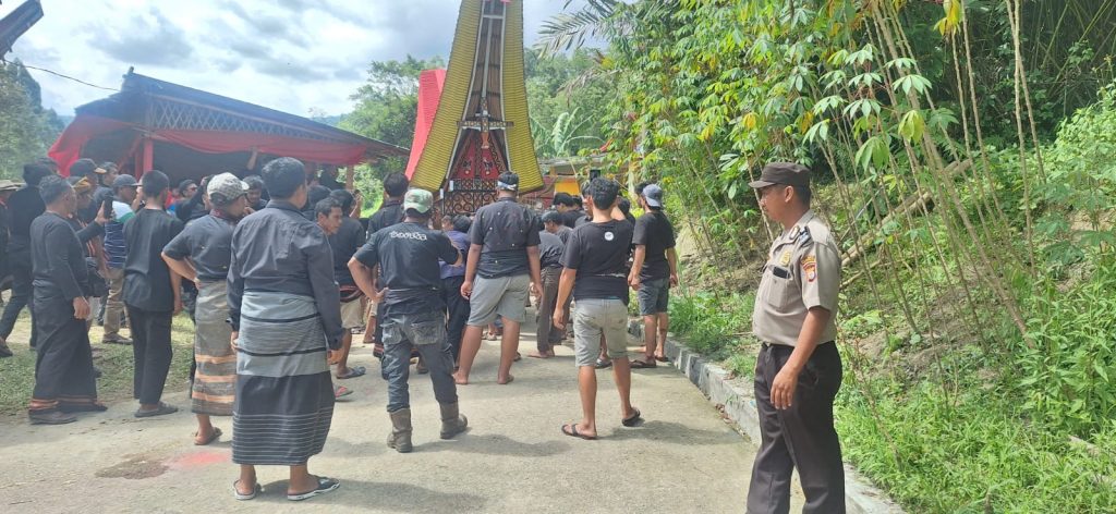 Bhabinkamtibmas Polsek Saluputti Hadir Amankan Prosesi Rambu Solo’ di Rembon