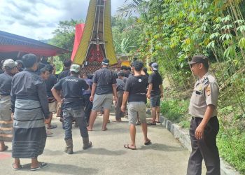 Bhabinkamtibmas Polsek Saluputti Hadir Amankan Prosesi Rambu Solo’ di Rembon
